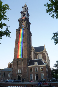 Regenboogvlag is bevestigd aan Westertoren